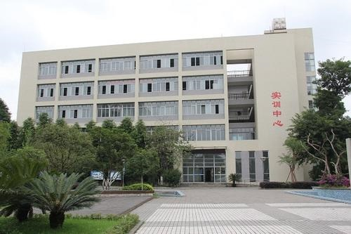 重庆市龙门浩职业高级中学寝室（宿舍条件及学校办学规模）